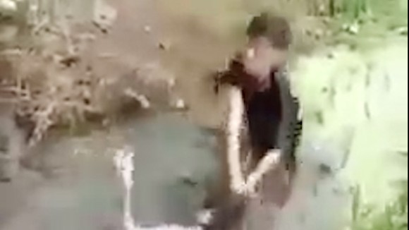 Cảnh nam sinh túm tóc đánh, dìm nữ sinh lớp 9 xuống mương nước. Ảnh cắt từ clip đăng tải trên mạng xã hội