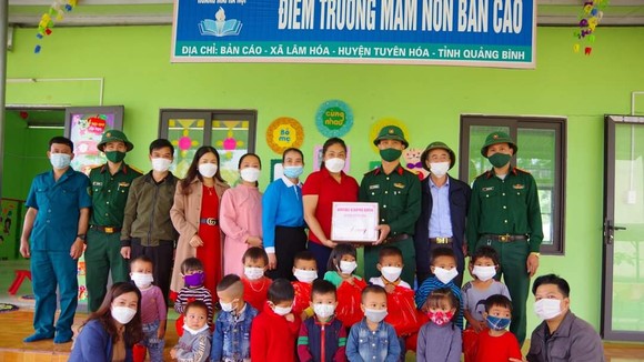 Bộ đội cụ Hồ tặng quà con em người Mã Liềng