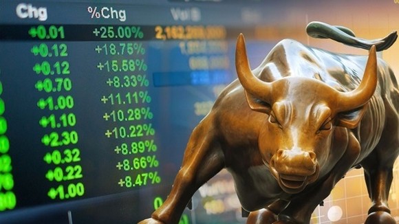 VN Index đạt đỉnh cao nhất trong lịch sử giao dịch khi xác lập mốc kỷ lục 1.423 điểm trong phiên 27-10-2021.