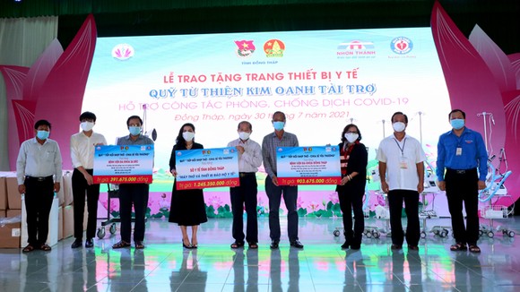 Quỹ từ thiện Kim Oanh hỗ trợ thiết bị y tế cho tỉnh Đồng Tháp