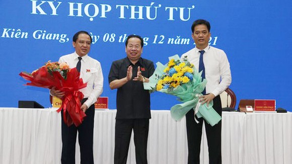 Ông Lê Quốc Anh (bìa phải) vừa được bầu giữ chức Phó Chủ tịch UBND tỉnh Kiên Giang, nhiệm kỳ 2021-2026