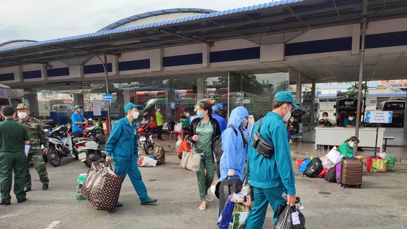 Bộ Tư lệnh TPHCM phối hợp với Công ty Phương Trang đưa người dân 8 tỉnh về quê. Ảnh: QUỐC HÙNG