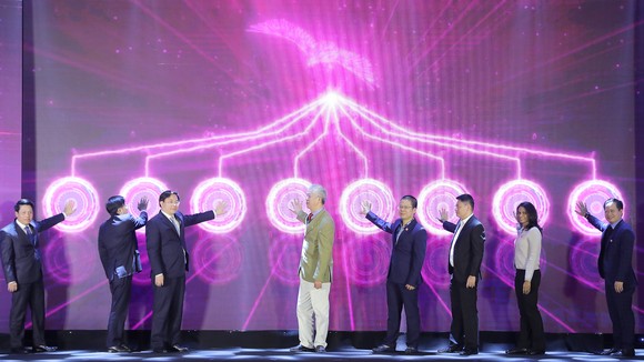 Đại diện các bộ, cơ quan quản lý nhà nước và lãnh đạo MoMo cùng thực hiện khoảnh khắc đặc biệt của lễ công bố