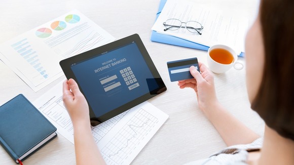 Liên quan đến giao dịch trực tuyến, người dùng luôn cẩn trọng