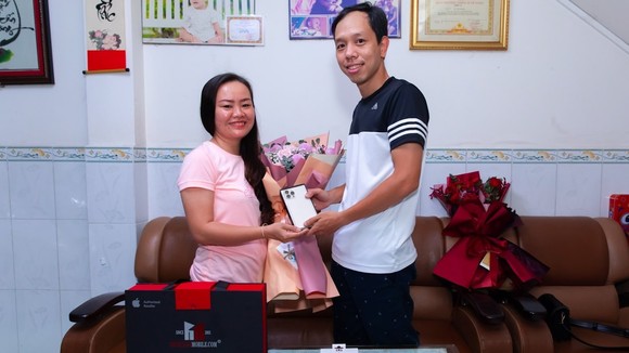 Minh Tuấn Mobile giao hàng tận nhà cho khách trong vòng 1 giờ