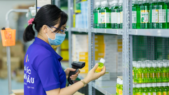 Nhân viên Long Châu quản lý hàng hóa bằng mã vạch