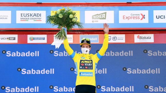 Primoz Roglic giành áo vàng, áo xanh, áo đỏ