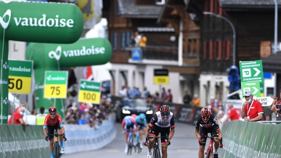 Rui Costa và Andreas Kron (phải) rút về đích