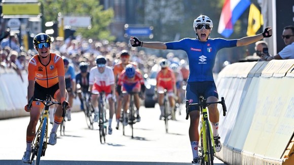 Elisa Balsamo chiến thắng Marianne Vos trong màn đọ nước rút