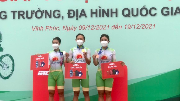 Ba cô gái An Giang trên bục nhận huy chương. ẢNH: Đinh Thanh Phong