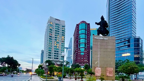 Tượng đài Đức Thánh Trần. Ảnh: HOÀNG HÙNG