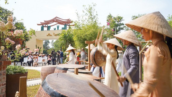 Travelers visit Mot Thoang Viet Nam Tourist Area on January 16. (Photo: SGGP)