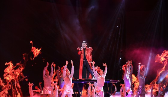 An item of the concert, Khuc Hat Phieu Ly (Flowing Song)