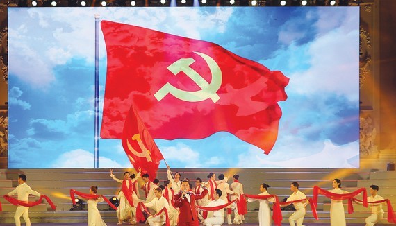 People’s Artist Ta Minh Tam performs in the “Pride of the Vietnamese Communist Party” concert. (Photo: SGGP)