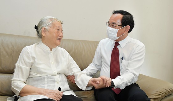 Secretary of the Party Central Committee, Secretary of HCMC Party Committee Nguyen Van Nen (R) visits Hero of Labor and former Deputy Minister of Health, Doctor Doan Thuy Ba. (Photo: SGGP)