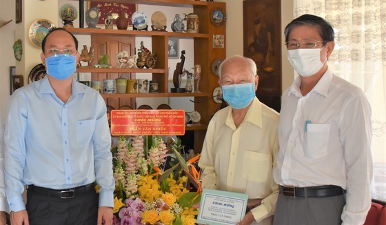 Deputy Secretary of the HCMC Party Committee Nguyen Ho Hai (L) visits Hero of Labor, Pharmacist Tran Van Nhieu. (Photo: SGGP)