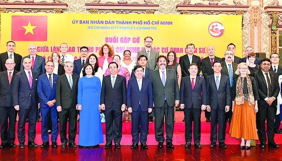 Secretary of the HCMC Party Committee Nguyen Van Nen (C), HCMC's leaders and delegates at the meeting