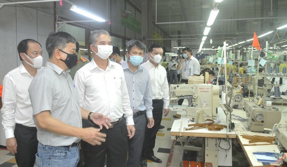 Vice Chairman of the HCMC People's Committee Ngo Minh Chau leads a delegation to inspect the epidemic prevention and control works at Phong Phu Home Textile Joint Stock Company in Thu Duc City. (Photo: SGGP)