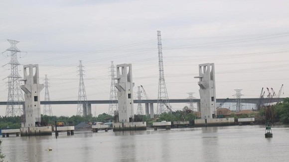Muong Chuoi tidal control work is part of the 10 trillion VND tidal control project, scheduled to be completed in April 2018. (Photo: VNA)