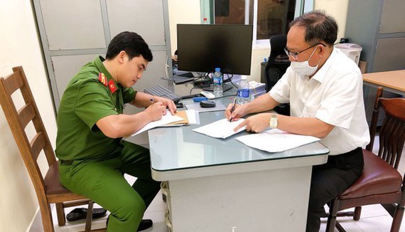 Former deputy of the HCMC Steering Committee on Historic Sites, Tat Thanh Cang at the Investigation Agency (Photo: SGGP)