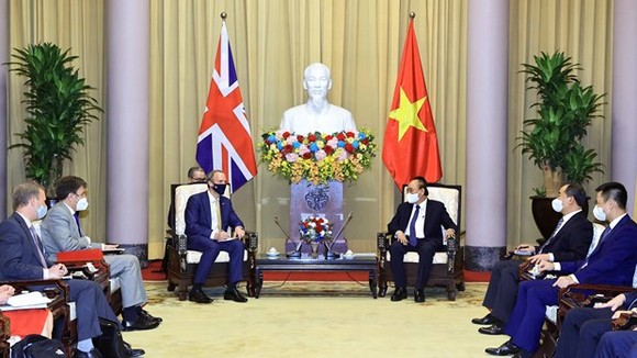 President Nguyen Xuan Phuc (right) and First Secretary of State and Secretary of State for Foreign, Commonwealth and Development Affairs of the UK Dominic Raab (Photo: VNA)