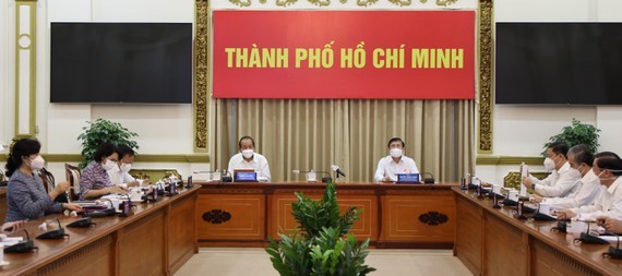Deputy PM Truong Hoa Binh (L) and Chairman of the HCMC People's Committee Nguyen Thanh Phong at the meeting ( Photo: SGGP)