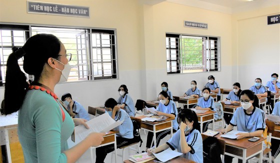Teacher and twelfth grade students of Thanh An High School in the fisrt day of school reopening