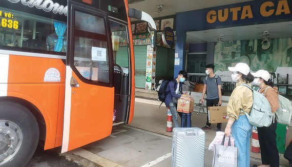 Passengers in the Eastern Bus Station in HCMC (Photo: SGGP)