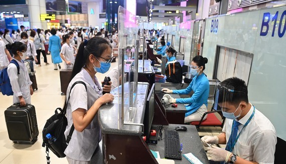 Passenger are queuing for check-in at the airline counter in departure terminal airport. (Photo: SGGP)