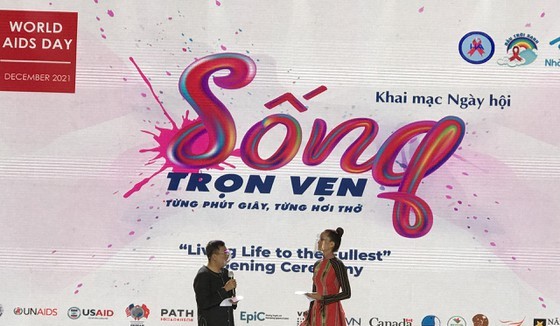 H'Hen Nie, Miss Universe Vietnam 2017 (R) participates in the event.