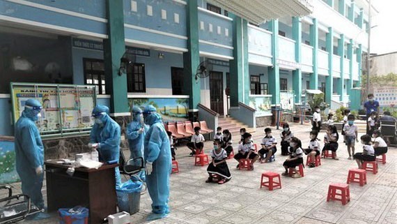 Students of the Thanh An Primary School get tested for Covid-19 in the end of October before returning to classed. (Photo: SGGP)