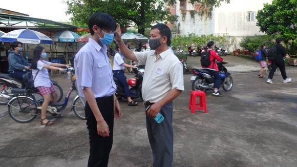 Trường học tổ chức các biện pháp phòng chống dịch bệnh trong thời gian tổ chức ôn tập cho học sinh khối 9 và 12