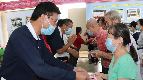 Người dân bị ảnh hưởng dịch Covid-19 nhận quà, sáng 24-1