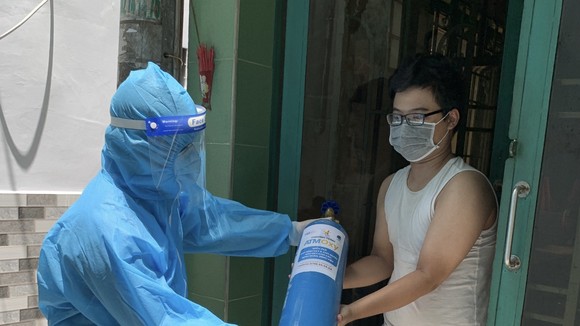 Tình nguyện viên trao bình oxy đến tận nhà của người bệnh