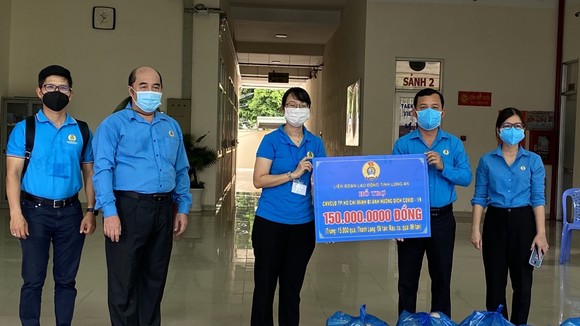Đại diện LĐLĐ TPHCM nhận quà từ LĐLĐ tỉnh Long An trao tặng