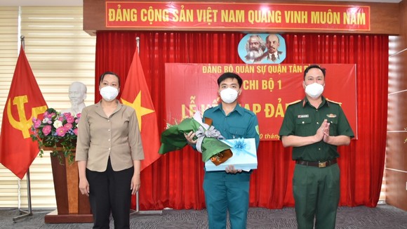 Trần Trung Đức vinh dự đứng vào hàng ngũ của Đảng ngay tuyến đầu chống dịch