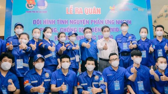 Phó Trưởng Ban Dân vận Thành ủy TPHCM Ngô Văn Luận động viên đội hình tình nguyện hỗ trợ tỉnh Sóc Trăng