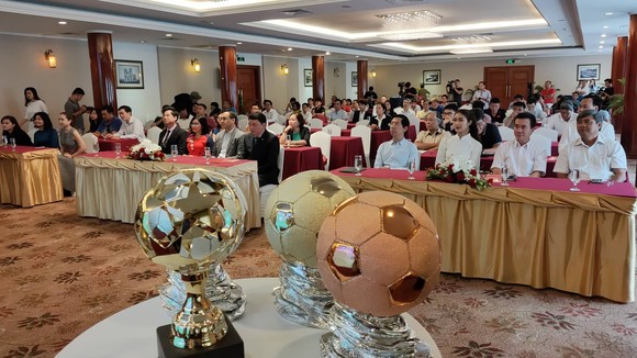 Buổi họp báo giới thiệu Giải thưởng Quả bóng vàng Việt Nam năm 2021 được tổ chức tại khách sạn REX. Ảnh: DŨNG PHƯƠNG