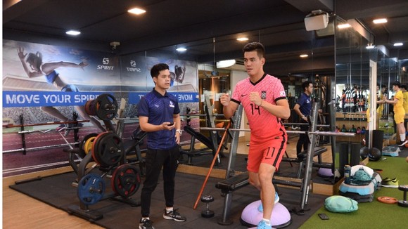 Bác sỹ Trần Huy Thọ của trung tâm RTD Rehab trực tiếp điều trị cho hai tuyển thủ Trọng Hoàng/Tiến Linh