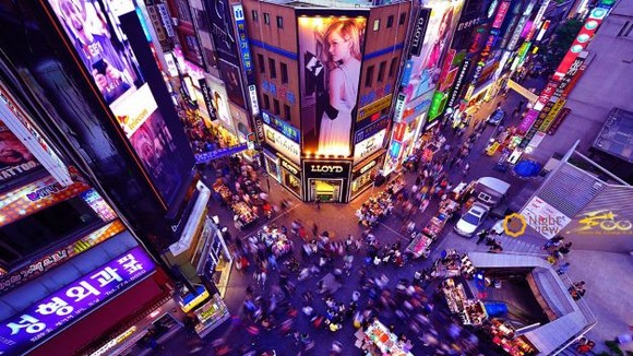 Myeongdong được mệnh danh là thánh địa mua sắm, hội tụ hàng ngàn thương hiệu nổi tiếng trong nước và quốc tế