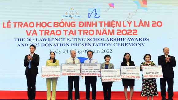 Công ty Phú Mỹ Hưng, Quỹ Đinh Thiện Lý trao học bổng và tài trợ cho các em HS-SV