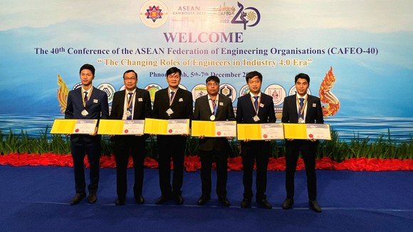 6 kỹ sư thuộc EVNHCMC đại diện cho 64 kỹ sư ASEAN nhận chứng chỉ tại Hội nghị lần này