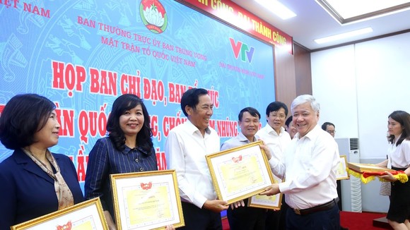 Các tập thể, cá nhân nhận bằng khen vì thành tích tham gia giải báo chí về đấu tranh phòng chống tham nhũng 