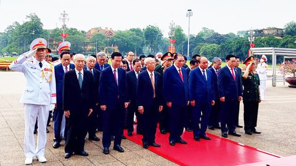 Lãnh đạo Đảng, Nhà nước vào Lăng viếng Chủ tịch Hồ Chí Minh. Ảnh: VGP
