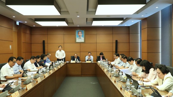 Đoàn TPHCM thảo luận tại tổ chiều 26-5. ẢNH: QUANG PHÚC