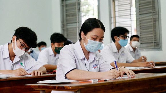 Thí sinh làm bài thi Ngữ văn tại điểm thi Lê Hồng Phong, quận 5, TPHCM, sáng 7-7-2022. Ảnh: HOÀNG HÙNG 