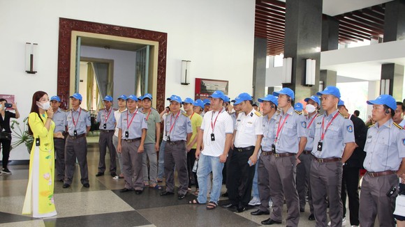 Đoàn cán bộ, thủy thủ tài kiểm ngư KN 290 nghe hướng dẫn viên giới thiệu về Dinh Thống Nhất. Ảnh: TRẦN YÊN