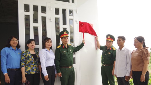Lãnh đạo Bộ Tư lệnh Quân khu 7 và Bộ Chủ huy Quân sự tỉnh Long An khánh thành nhà mới.