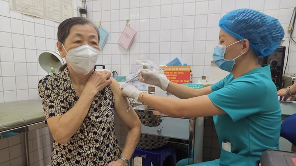 Người trên 50 tuổi được tiêm vaccine phòng Covid-19 nhắc lại lần 2 (mũi 4) tại Trạm y tế phường 4, quận Gò Vấp