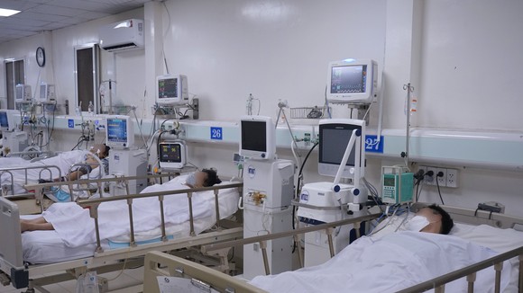 Hiện cả 5 bệnh nhân đang được lọc máu, bù dịch, điều trị nội khoa